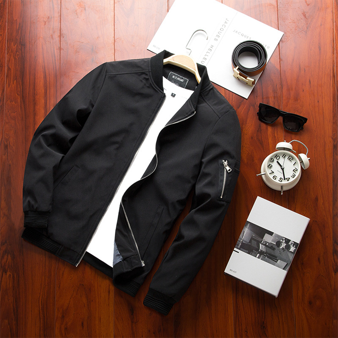 Schwarze Herren-Sommerjacke, Reißverschluss, Baumwolle, modisch, auf Holzboden.
