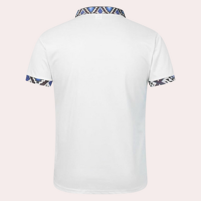 Weißes Herren-T-Shirt mit blauem Aztekenmuster an Kragen und Ärmeln, Baumwolle, modisch.