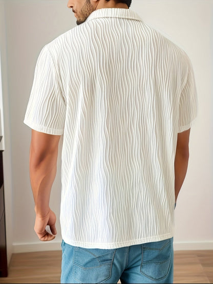 Mann in weißem, strukturiertem Kurzarmhemd aus Baumwolle, Rückansicht, lässiger Stil.