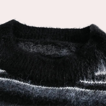 Schwarzer Wollpullover mit weißem Streifenmuster, weiches Material, modisches Design.