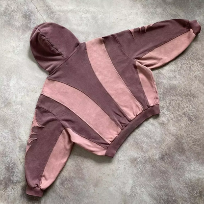 Rosa und brauner Kapuzenpullover, gestreift, aus Baumwolle, lässig, modisch, auf Betonboden.