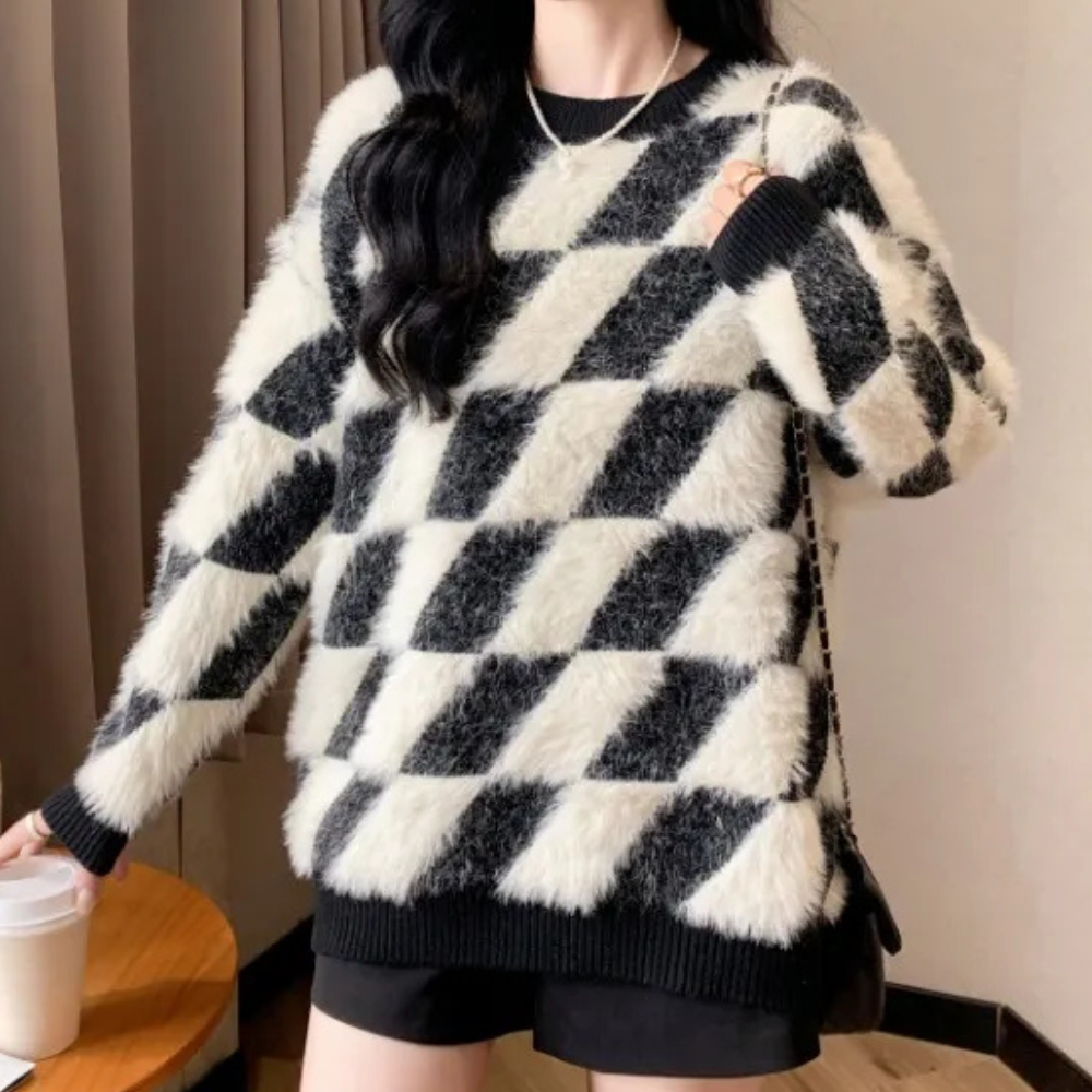 Schwarz-weißer karierter Pullover aus Kunstfell, Damenmode, gemütlich, stilvoll, Herbst-Winter.