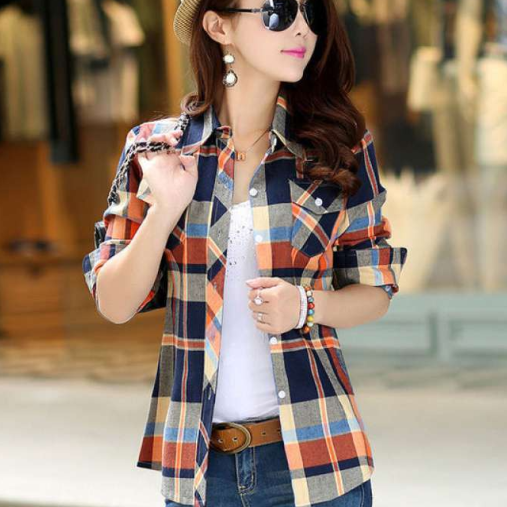 Frau in karierter Bluse, orange-blau, lässiger Stil, Jeans, modisches Outfit, Herbstmode.
