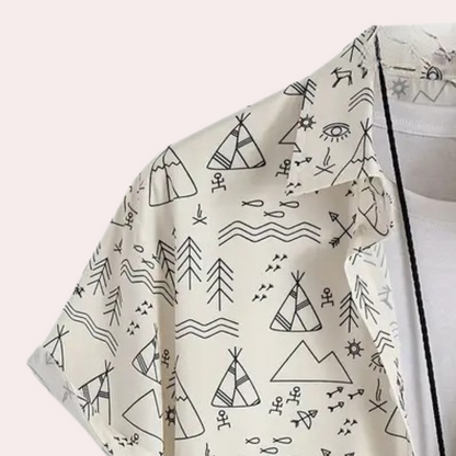 Herrenhemd mit grafischem Muster, beige, Kurzarm, Baumwolle, Sommermode, Freizeitkleidung.