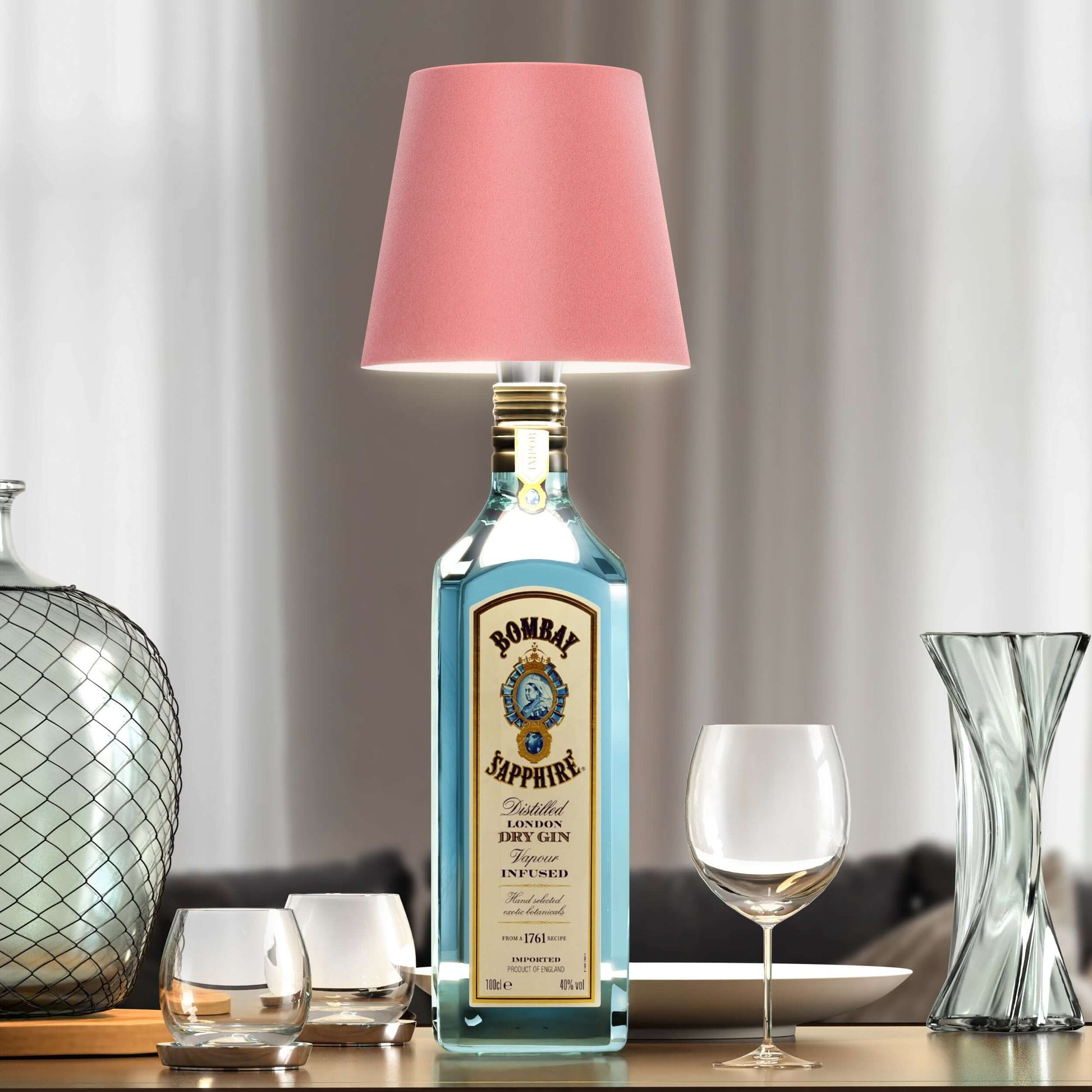 Rosa Lampenschirm auf Ginflasche, stilvolle Tischlampe, modernes Design, Wohnzimmer-Dekoration.