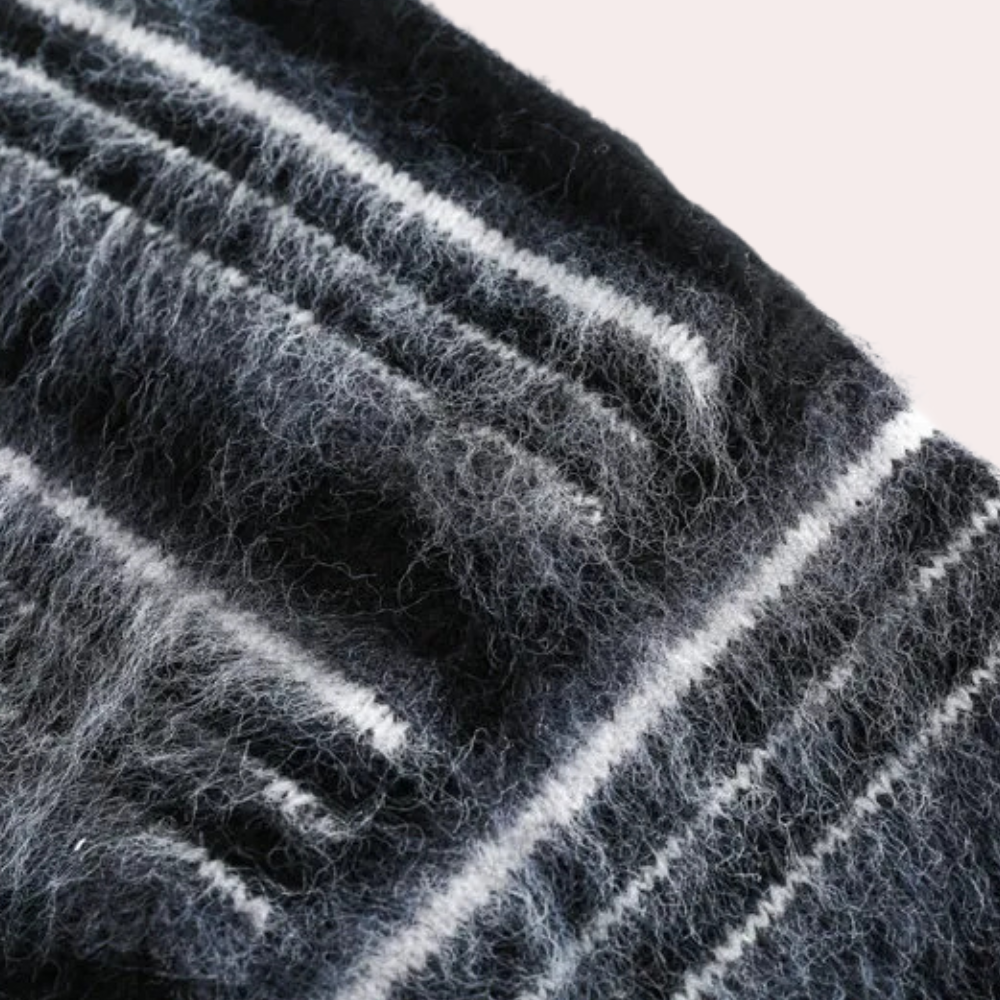 Schwarzer Wollpullover mit weißen Streifen, weiches Material, modisches Design.