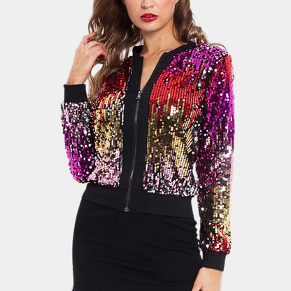 Frau trägt bunte Paillettenjacke, Reißverschluss, modisch, glamourös, Party-Outfit, elegant.