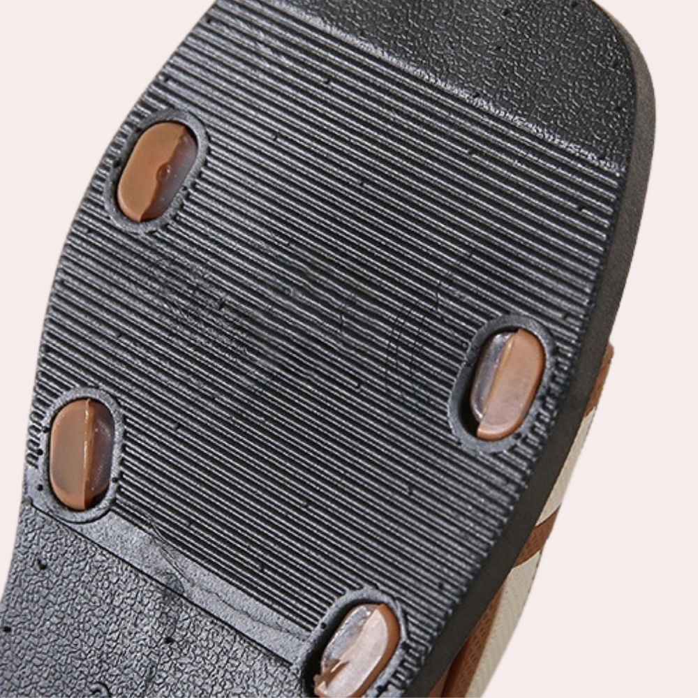 Schwarze Gummisohle mit rutschfesten Noppen, Detailansicht, Schuhsohle, robust, langlebig.