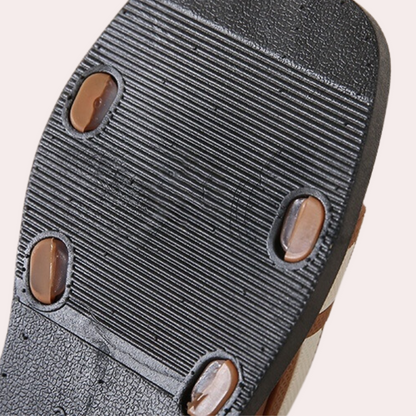 Schwarze Gummisohle mit rutschfesten Noppen, Detailansicht, Schuhsohle, robust, langlebig.