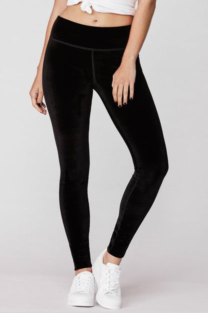 Schwarze Samtleggings für Damen, bequem, modisch, ideal für Freizeit und Sport.